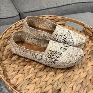 TOMS Women's Natural Moroccan Crochet Flats Size 7